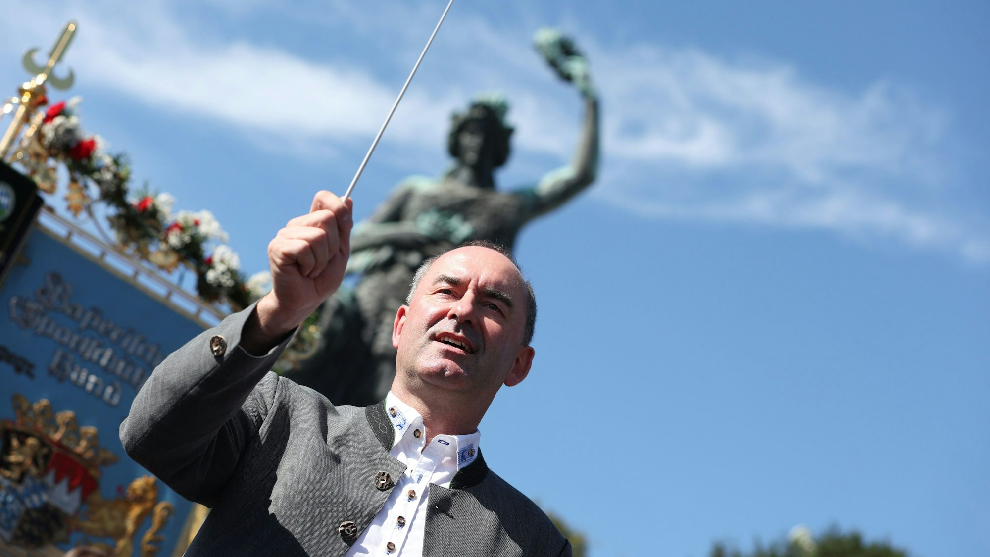 Er gibt gern den Ton an: Zum Abschluss des Oktoberfests dirigiert Hubert Aiwanger am Dienstag eine Blaskapelle vor der Bavaria-Statue in München.