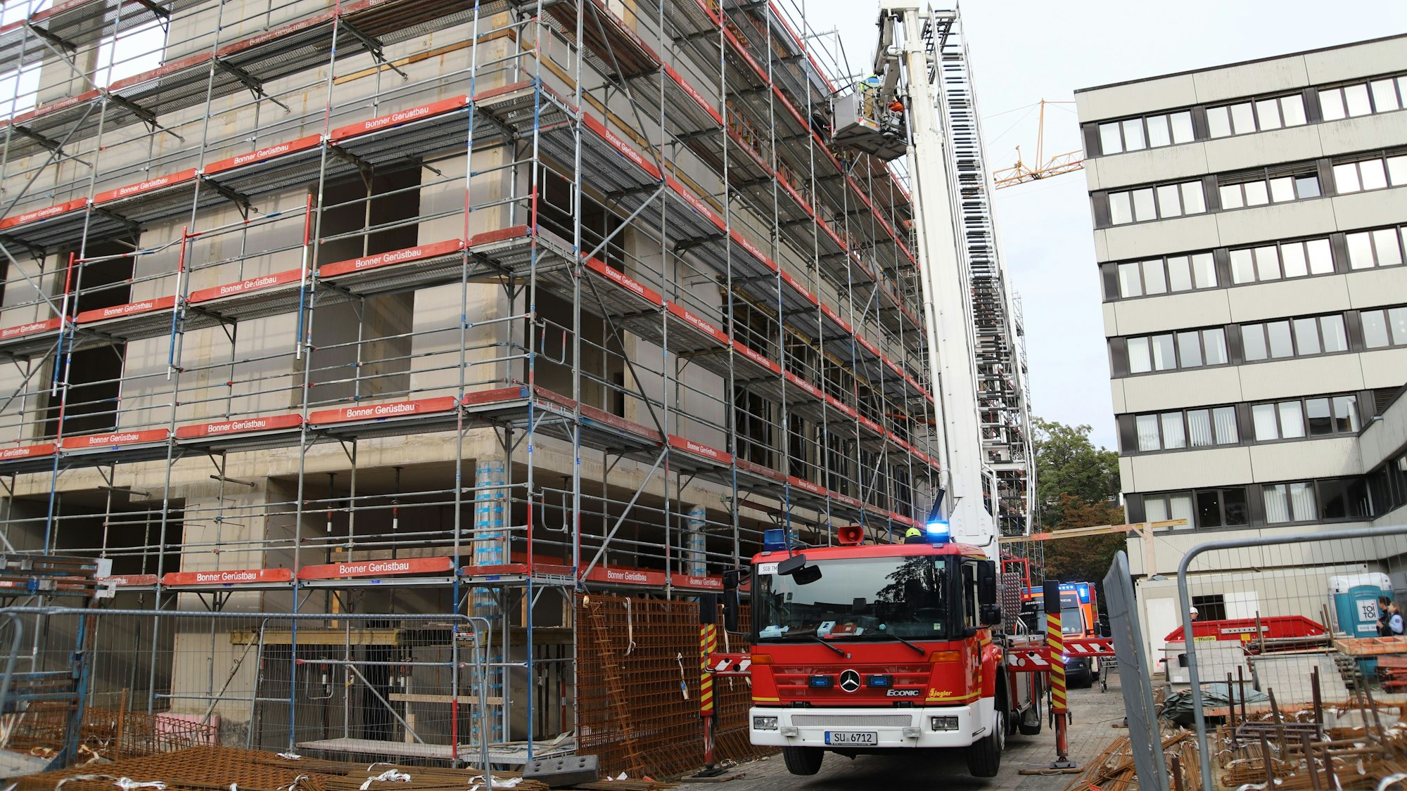 In der Baustelle für das neue Gerichtsgebäude für die Cum-Ex-Prozesse ist ein 64 Jahre alter Bauarbeiter schwer verletzt worden. Der Teleskopmastr wurde an das Gerüst angesetzt, um den Patienten herunter holen zu können.