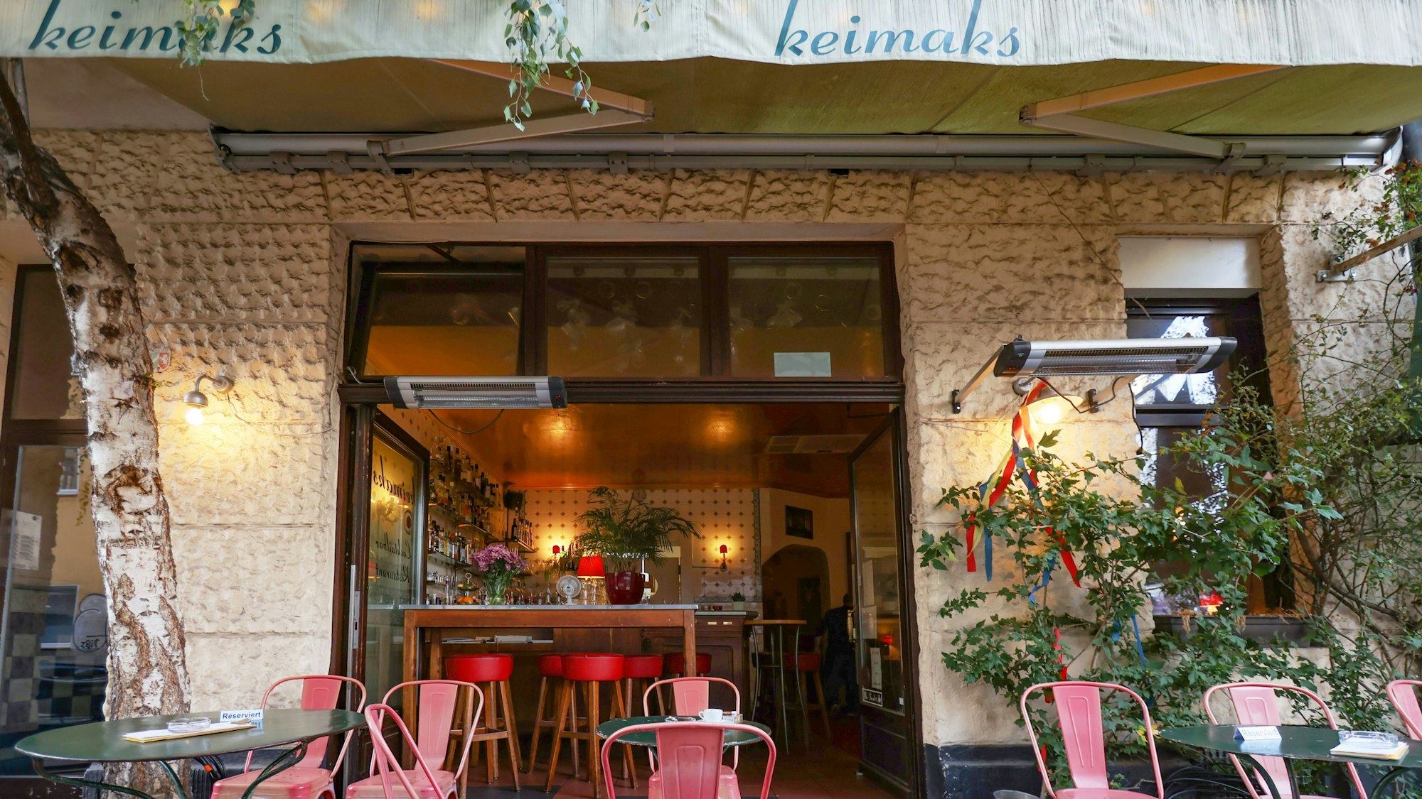Tische und Stühle vor dem Bistro Keimaks