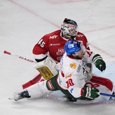 Leistungssteigerung: Torhüter Tobias Ancicka (lhinten) bewahrte in der Schlussphase die Haie gegen Augsburgn vor der dritten Heimniederlage.