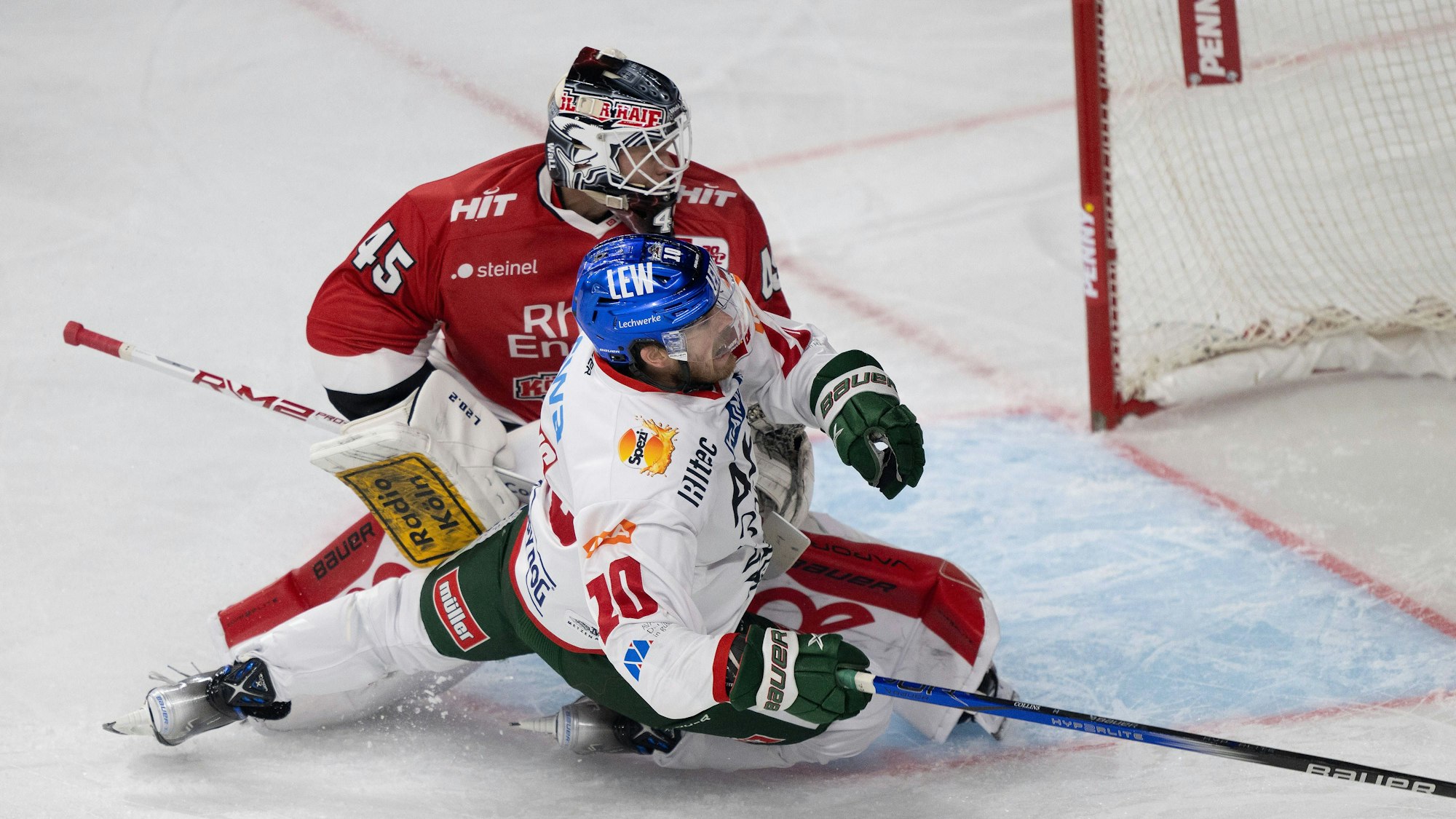 Leistungssteigerung: Torhüter Tobias Ancicka (lhinten) bewahrte in der Schlussphase die Haie gegen Augsburgn vor der dritten Heimniederlage.