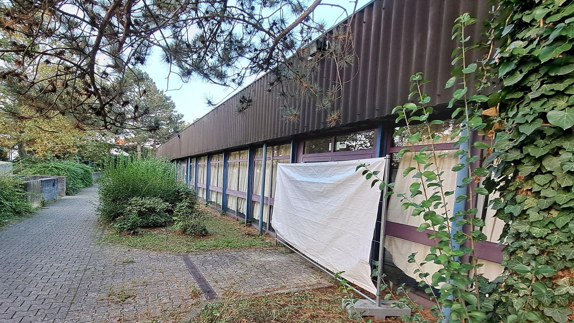 Jahrelang wurde die Mondorfer Dreifach-Sporthalle als Unterkunft für Geflüchtete genutzt. Jetzt konnten die dort lebenden Menschen anderweitig untergebracht werden. Die Zukunft der Halle ist ungewiss.
