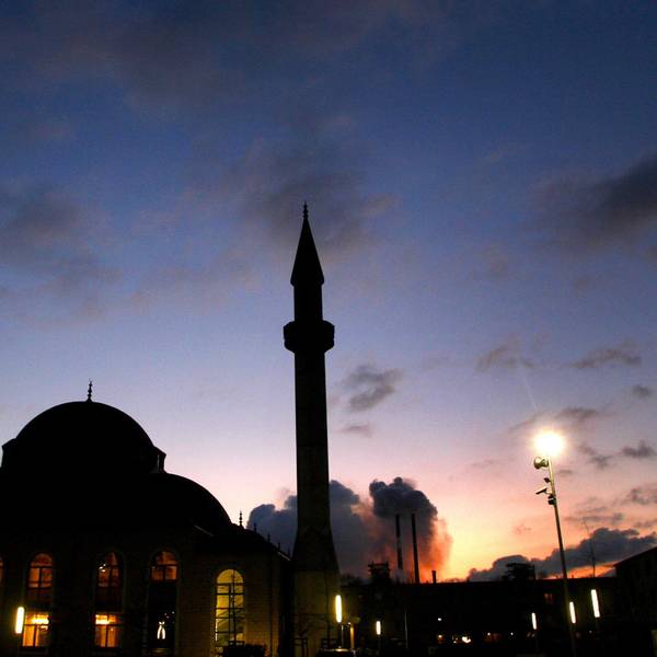Hinter der Merkez-Moschee in Duisburg Marxloh mit dem 34 Meter hohen Minarett geht die Sonne unter.