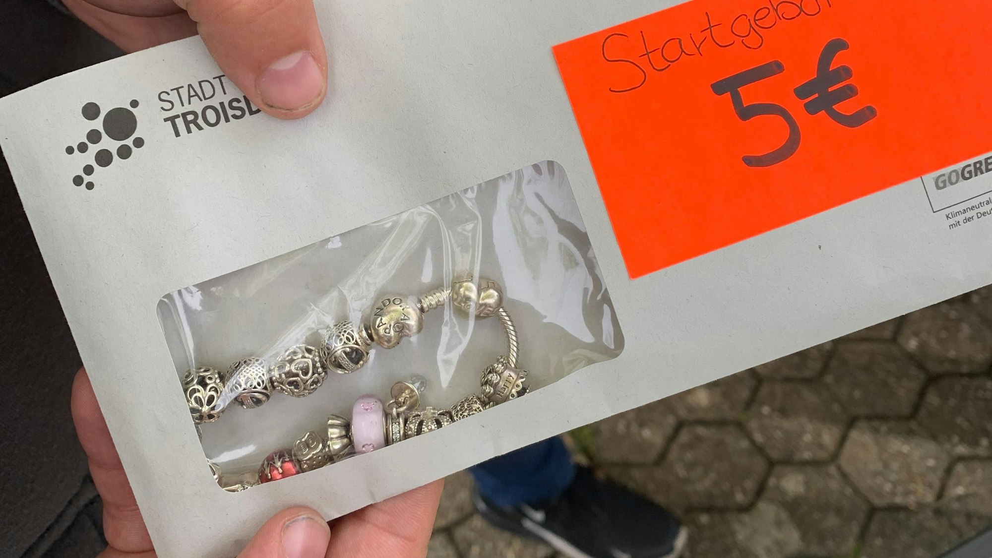 5 Euro lautete das Startgebot. Das Pandora-Armband brachte am Schluss immerhin 30 Euro.