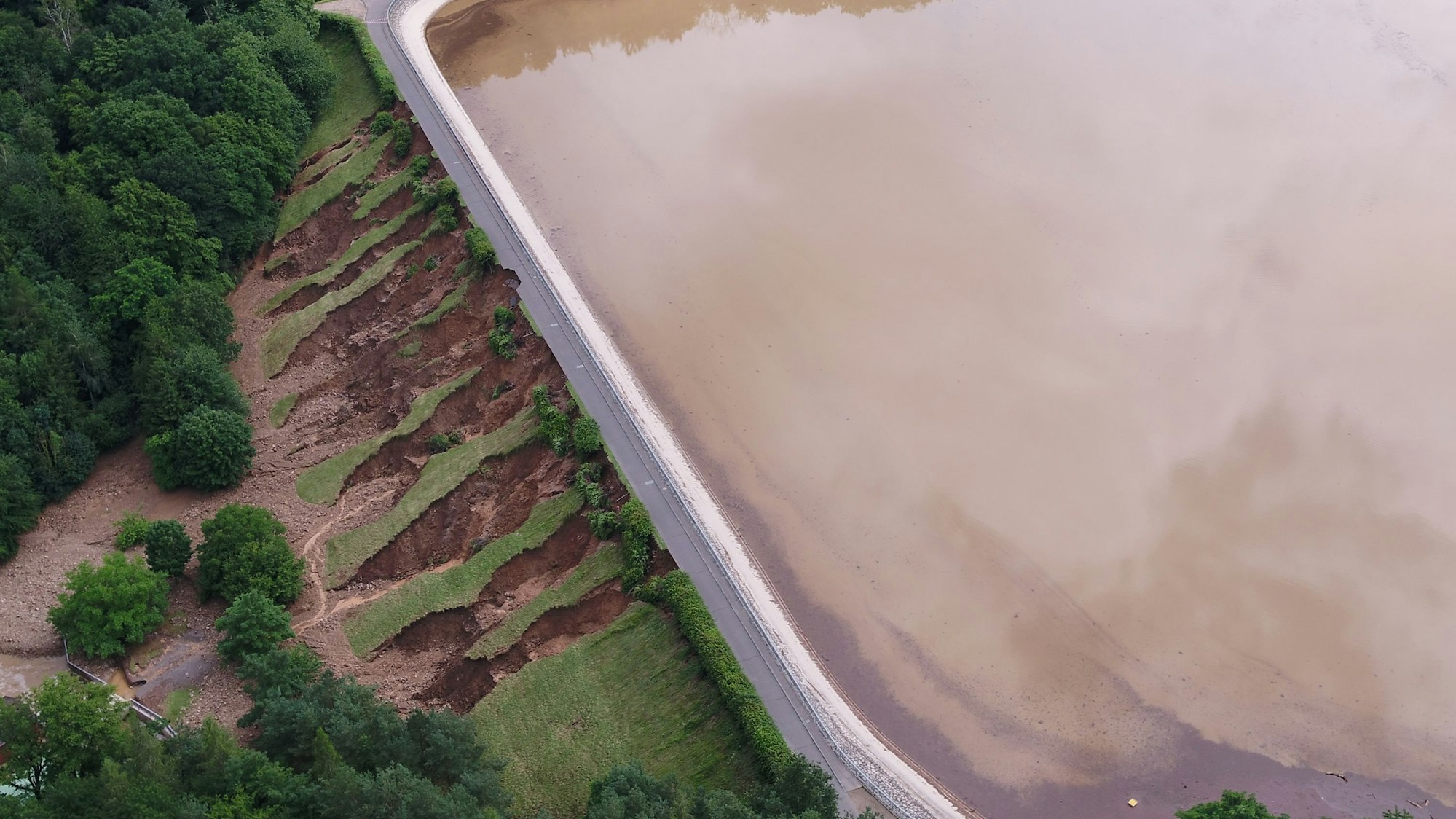 Das Bild vom 16. Juli 2021 zeigt, wie die Wassermassen vom beschädigten Damm aufgehalten wurden.
