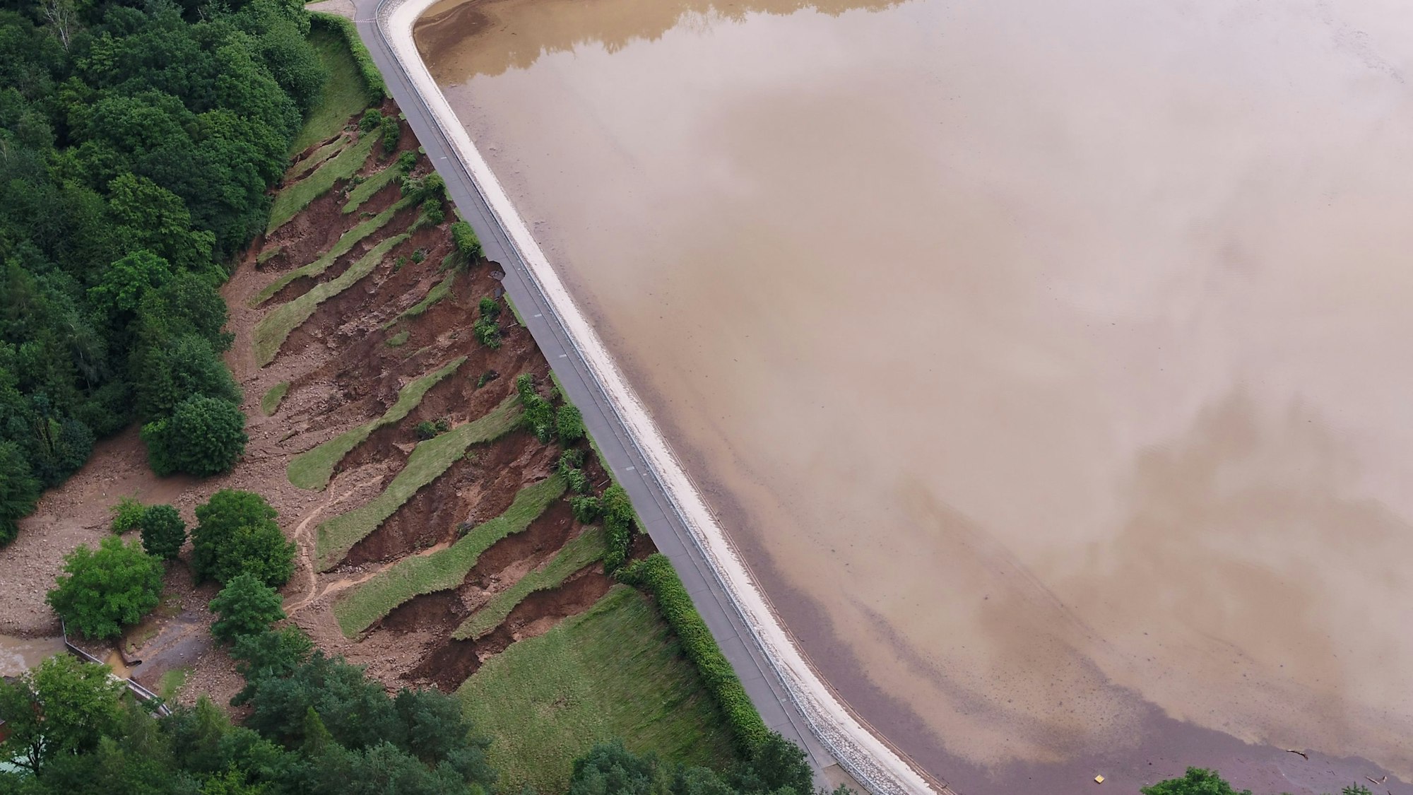 Das Bild vom 16. Juli 2021 zeigt, wie die Wassermassen vom beschädigten Damm aufgehalten wurden.