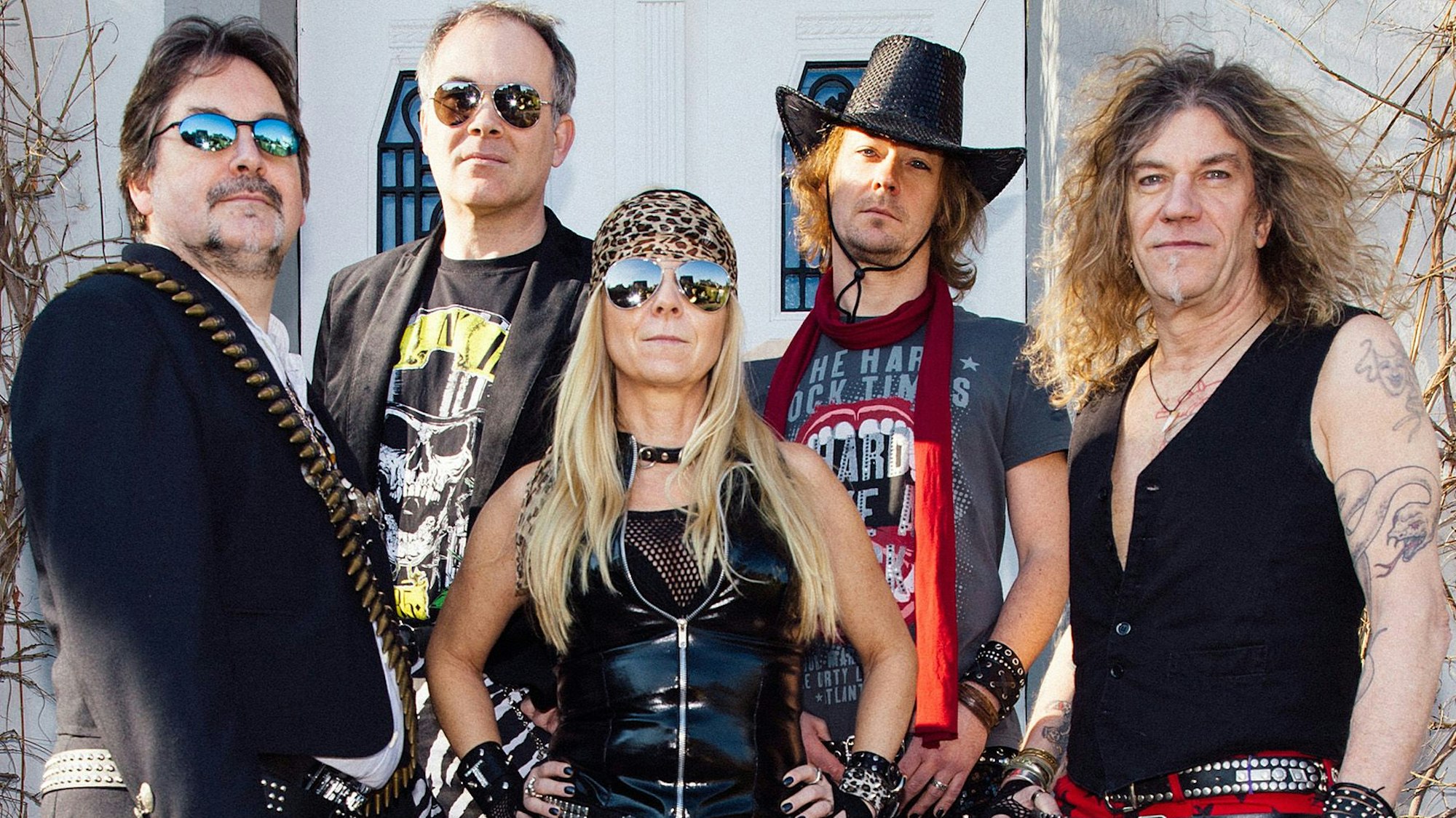 Die Mitglieder der Band Steel Roses posieren im Bühnenoutfit fürs Foto.