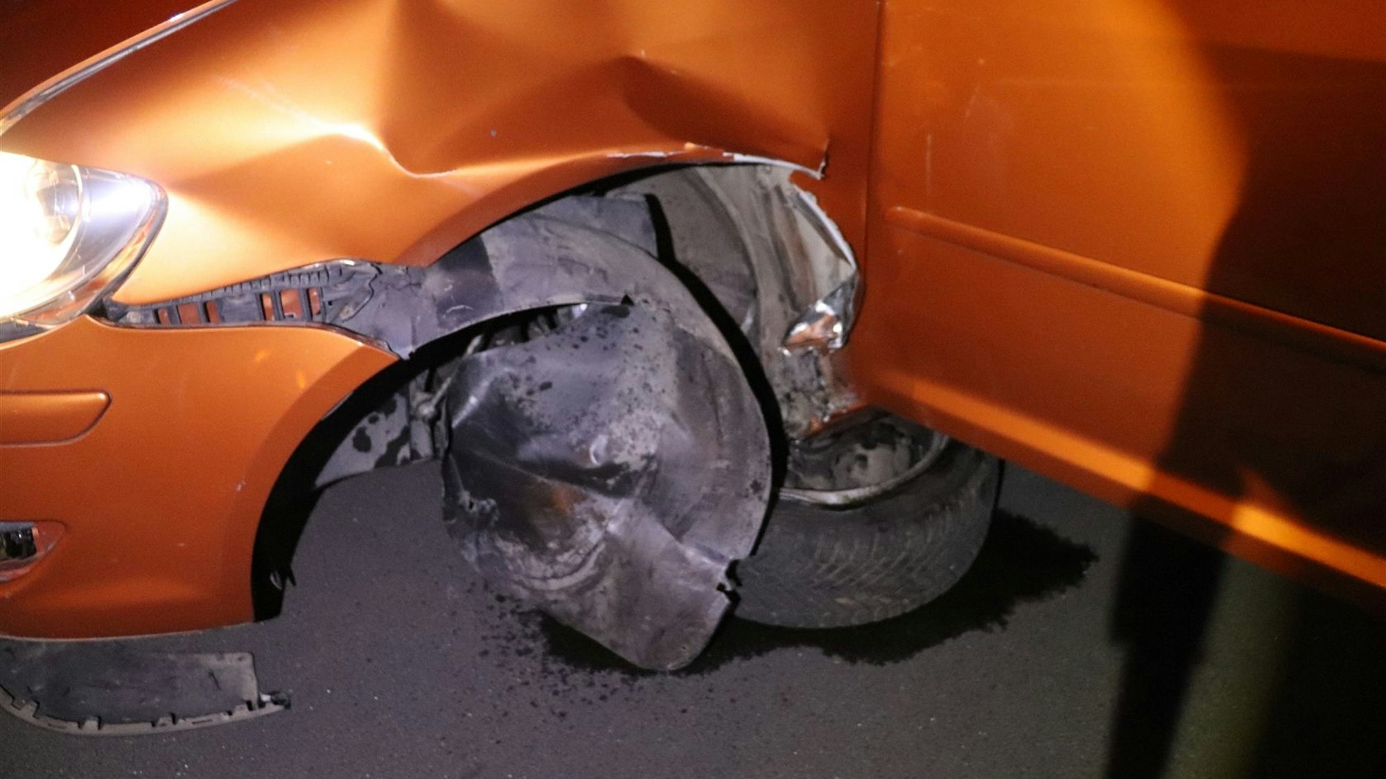 Der 15-Jährige verursachte bei seiner Flucht vor der Polizei einen Unfall, wodurch das Fahrzeug massiv beschädigt wurde.