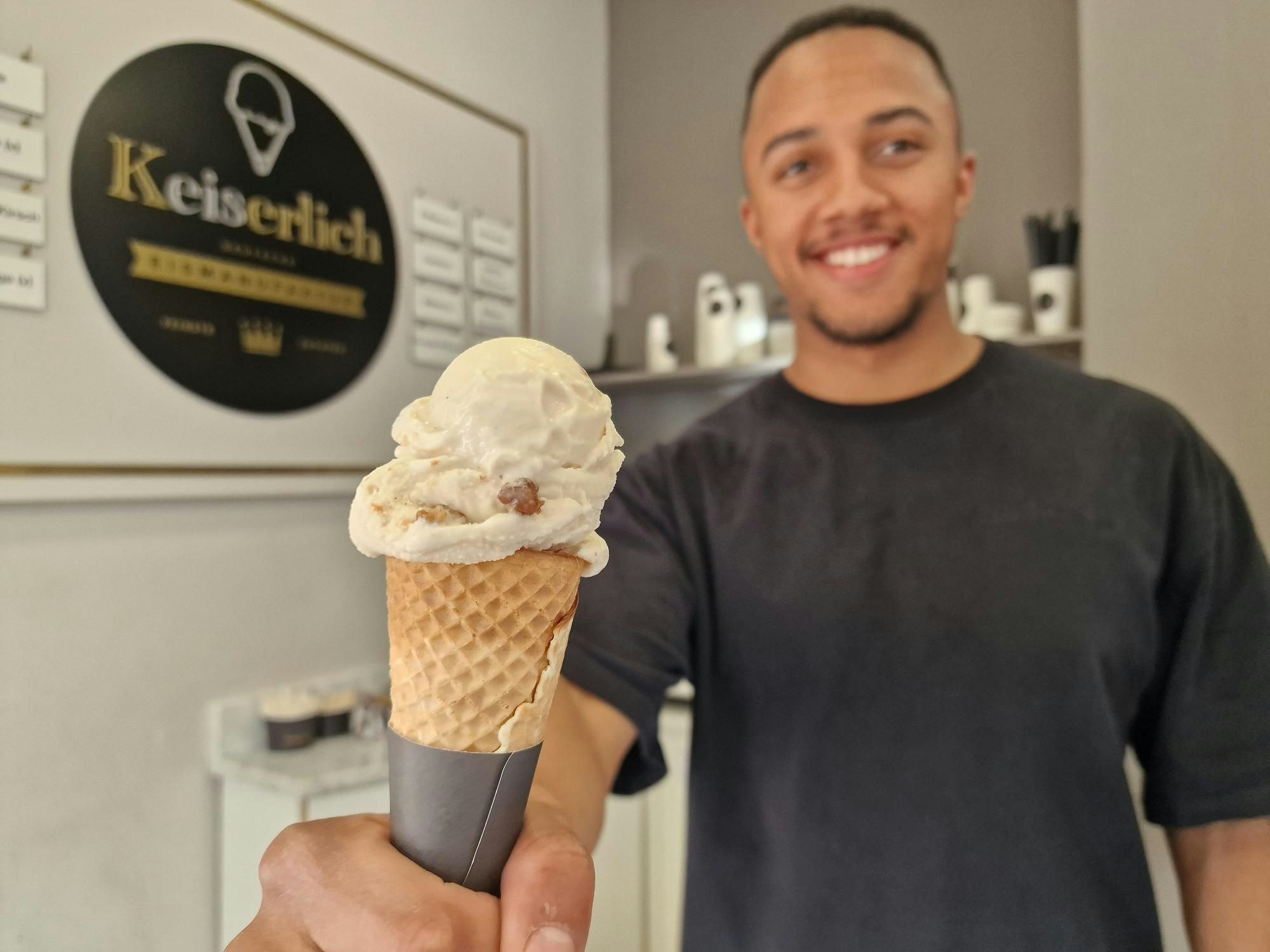 Herbstliche Eissorten: Walnuss-Bananenbrot bei Keiserlich im Agnesviertel. Eisverkäufer: Malik Lassou.