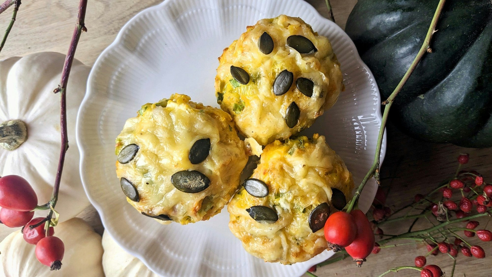 Drei Muffins stehen auf einem Teller.