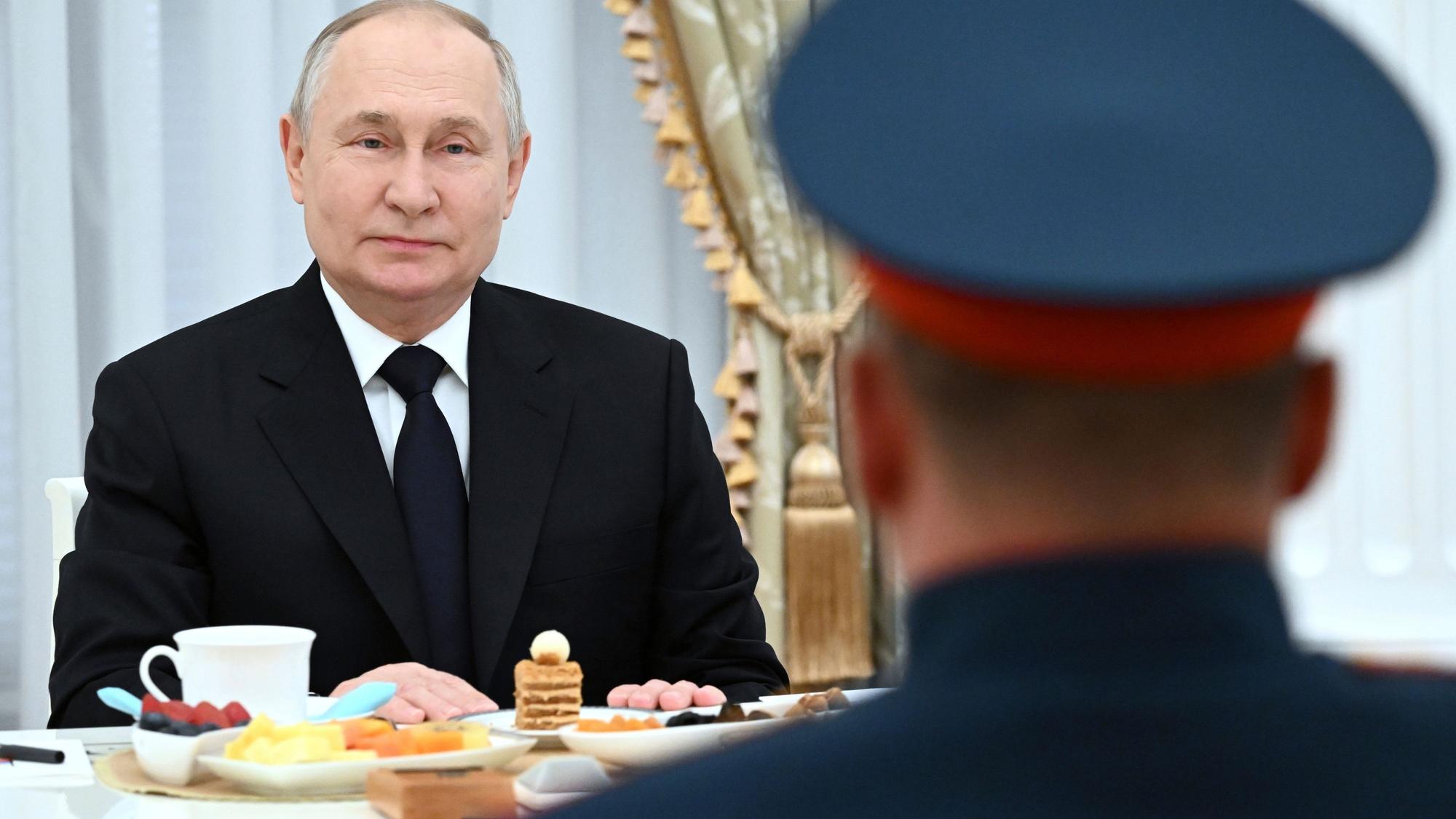 Der russische Präsident Wladimir Putin sitzt bei einem Empfang eines Generals im Kreml in der russischen Hauptstadt Moskau.