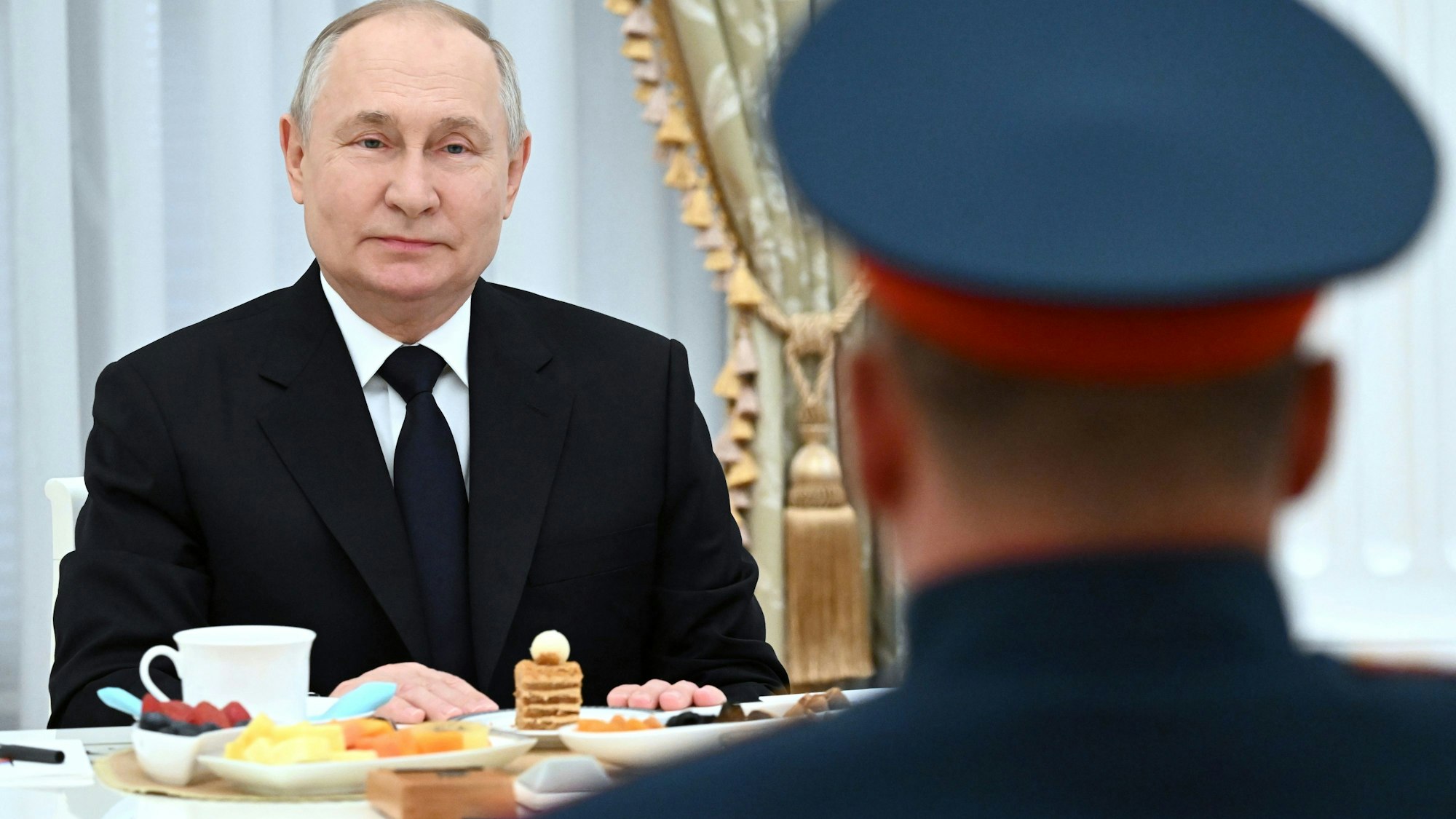 Der russische Präsident Wladimir Putin sitzt bei einem Empfang eines Generals im Kreml in der russischen Hauptstadt Moskau.