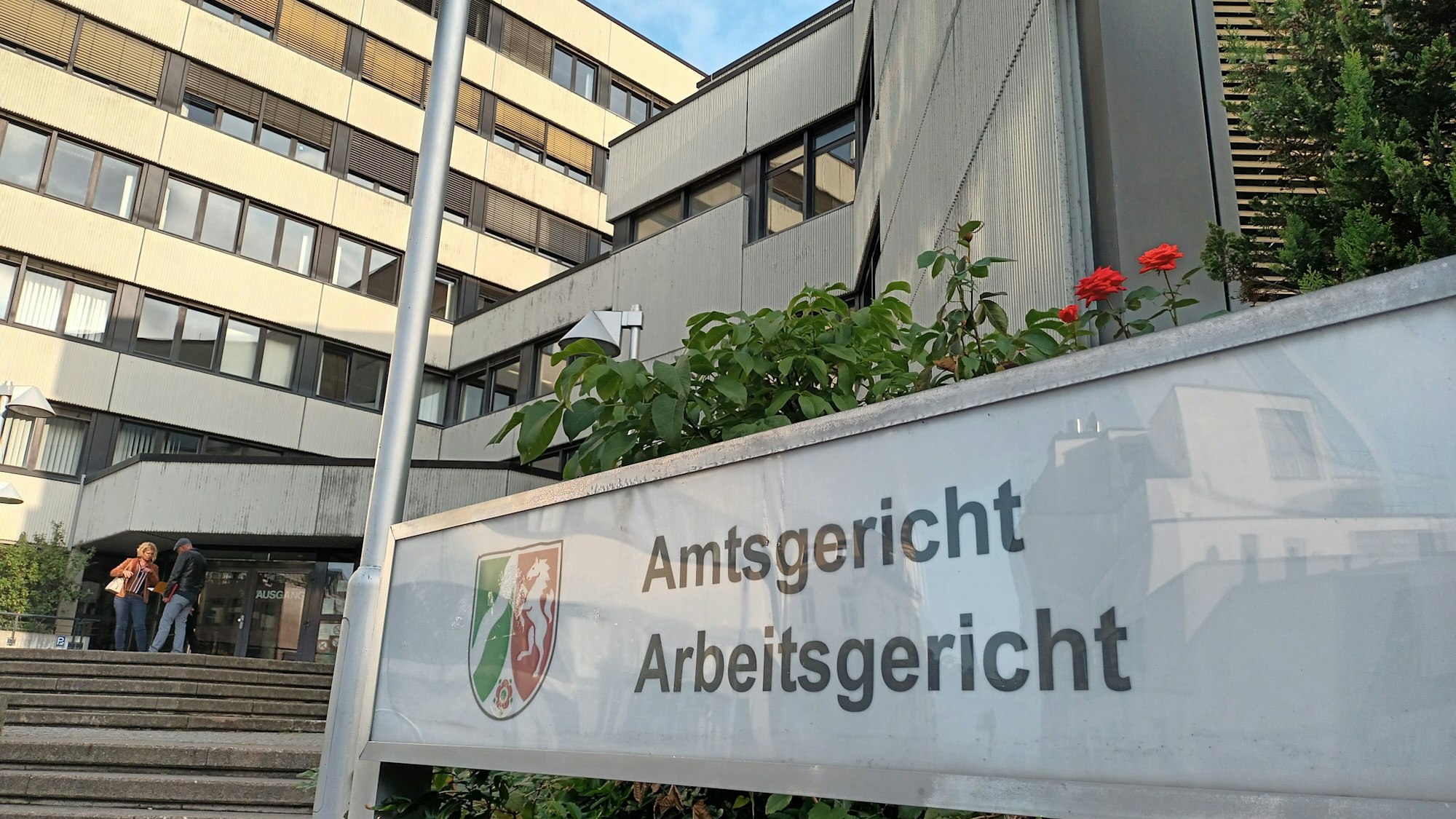 Gebäude mit Schild Amtsgericht und Arbeitsgericht
