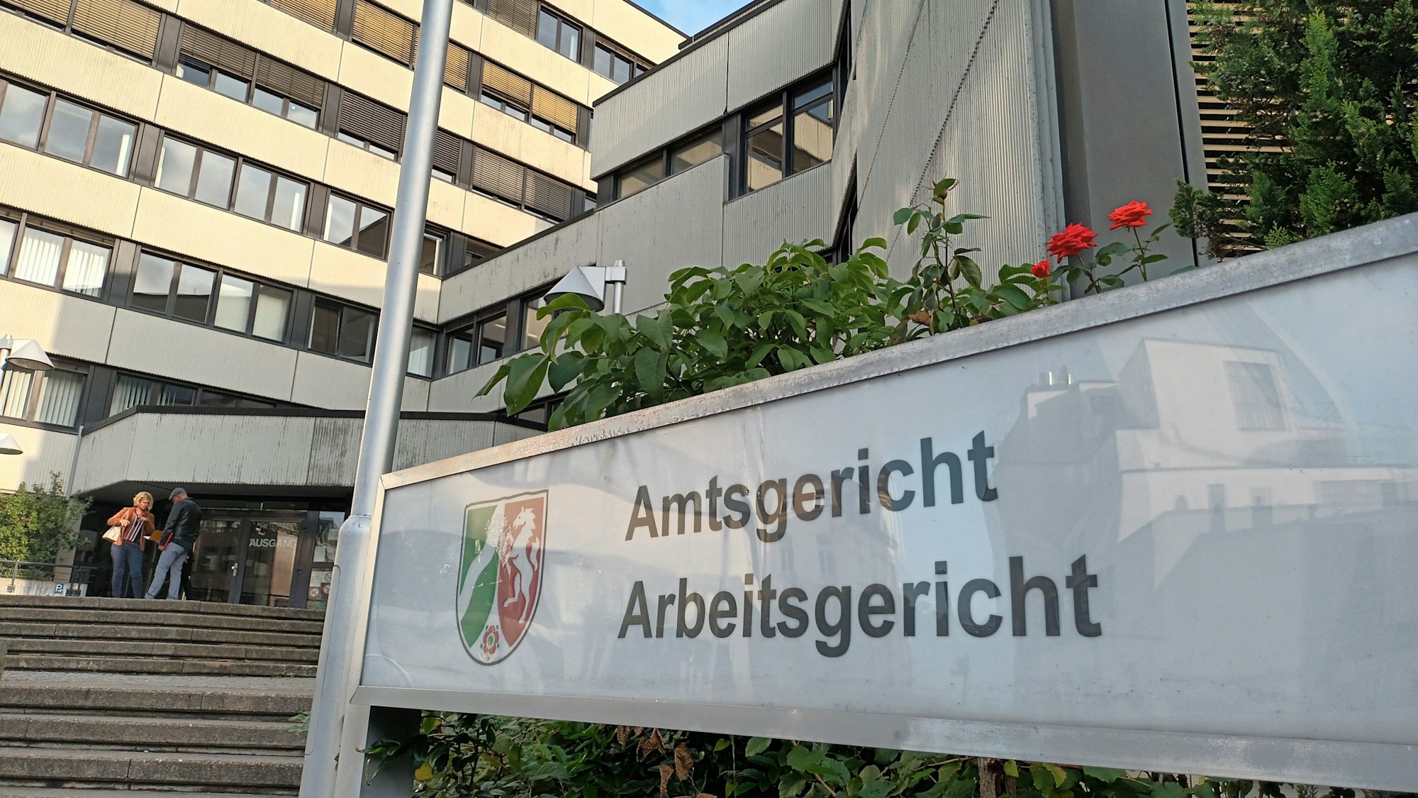 Gebäude mit Hinweisschild Amtsgericht