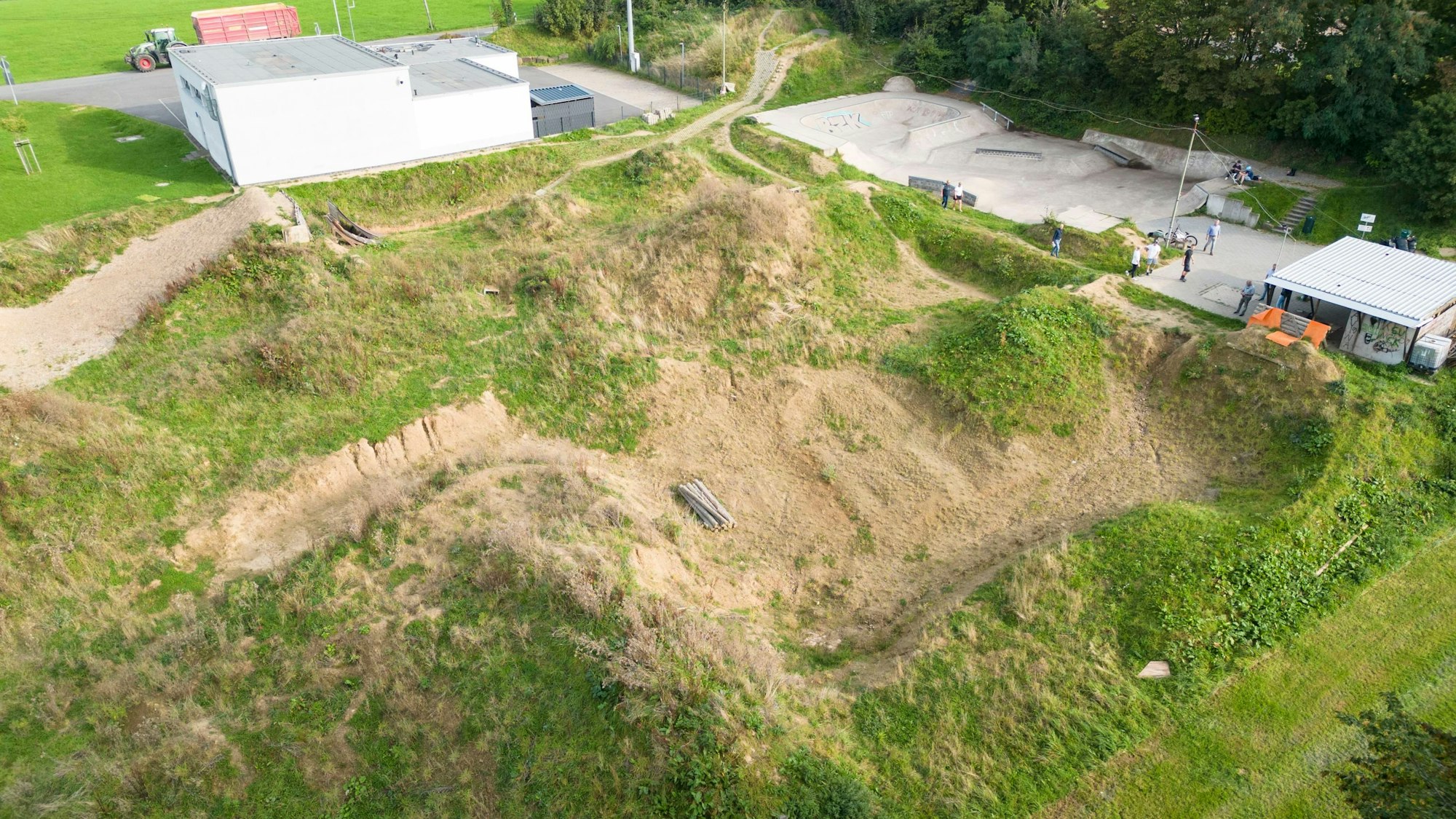Noch sieht die angehende Sportanlage aus der Luft wie ein gewöhnlicher Erdhügel aus.