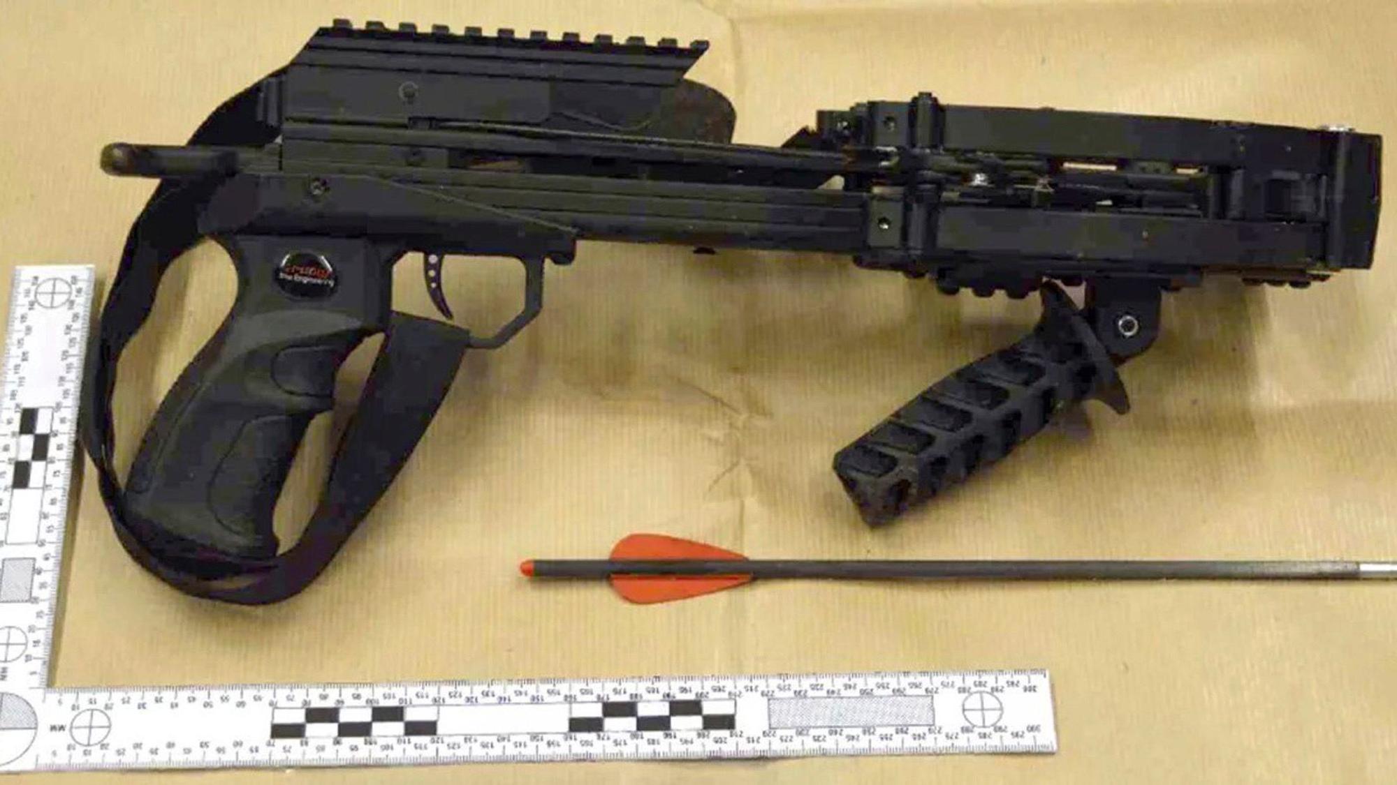 Dieses von der Metropolitan Police am Donnerstag, 5. Oktober 2023, zur Verfügung gestellte Foto zeigt die Armbrust, die der verhinderte Attentäter bei seiner Festnahme bei sich trug.
