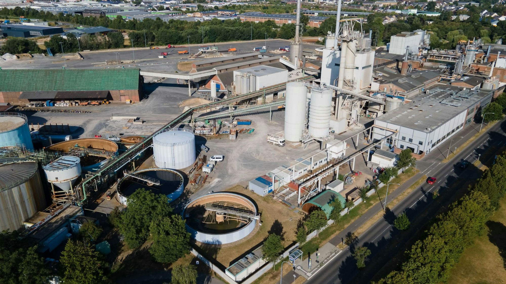Das Bild zeigt die Zuckerfabrik in Euskirchen aus der Luft.