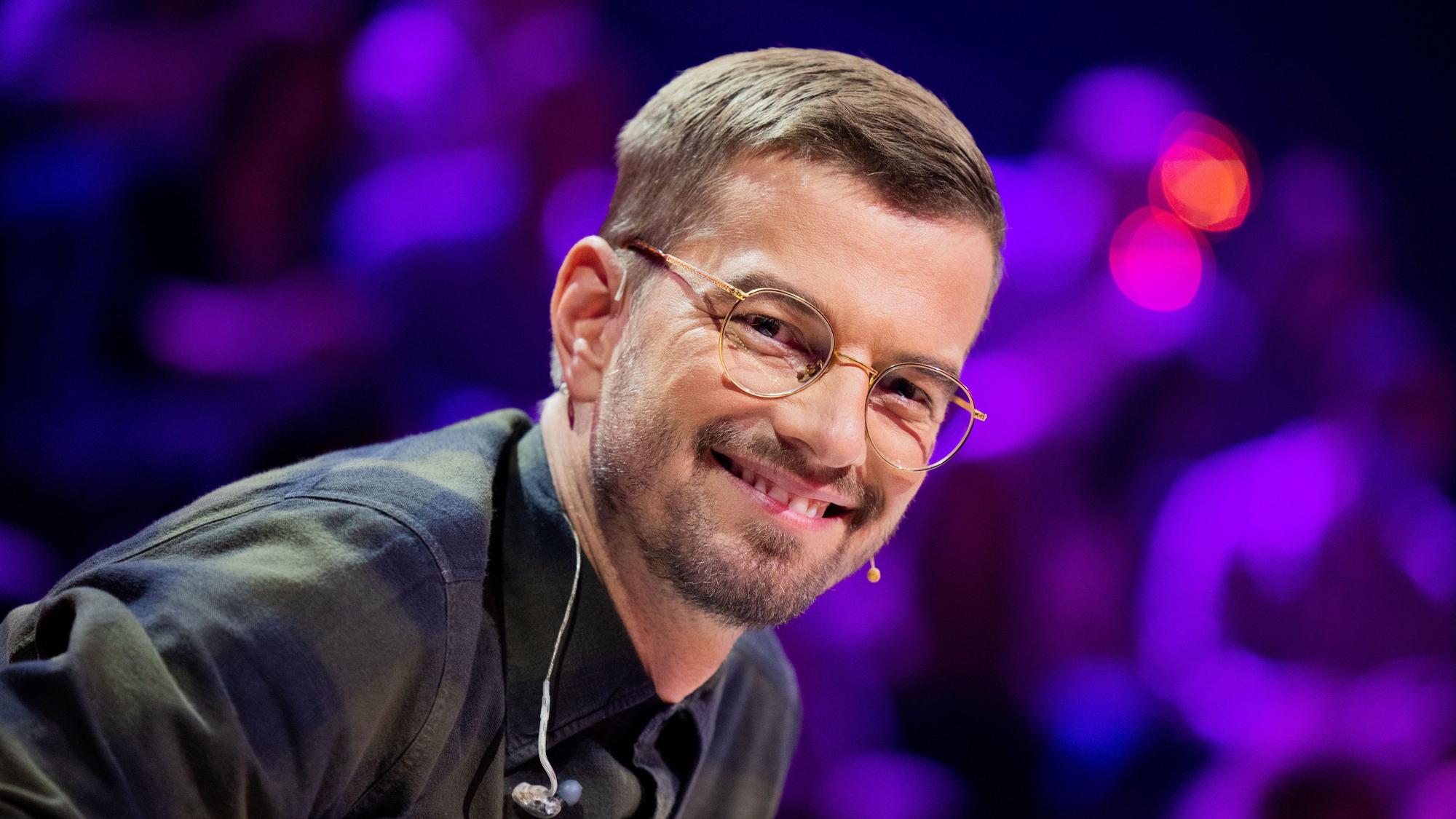 Joko Winterscheidt lacht im TV-Studio.