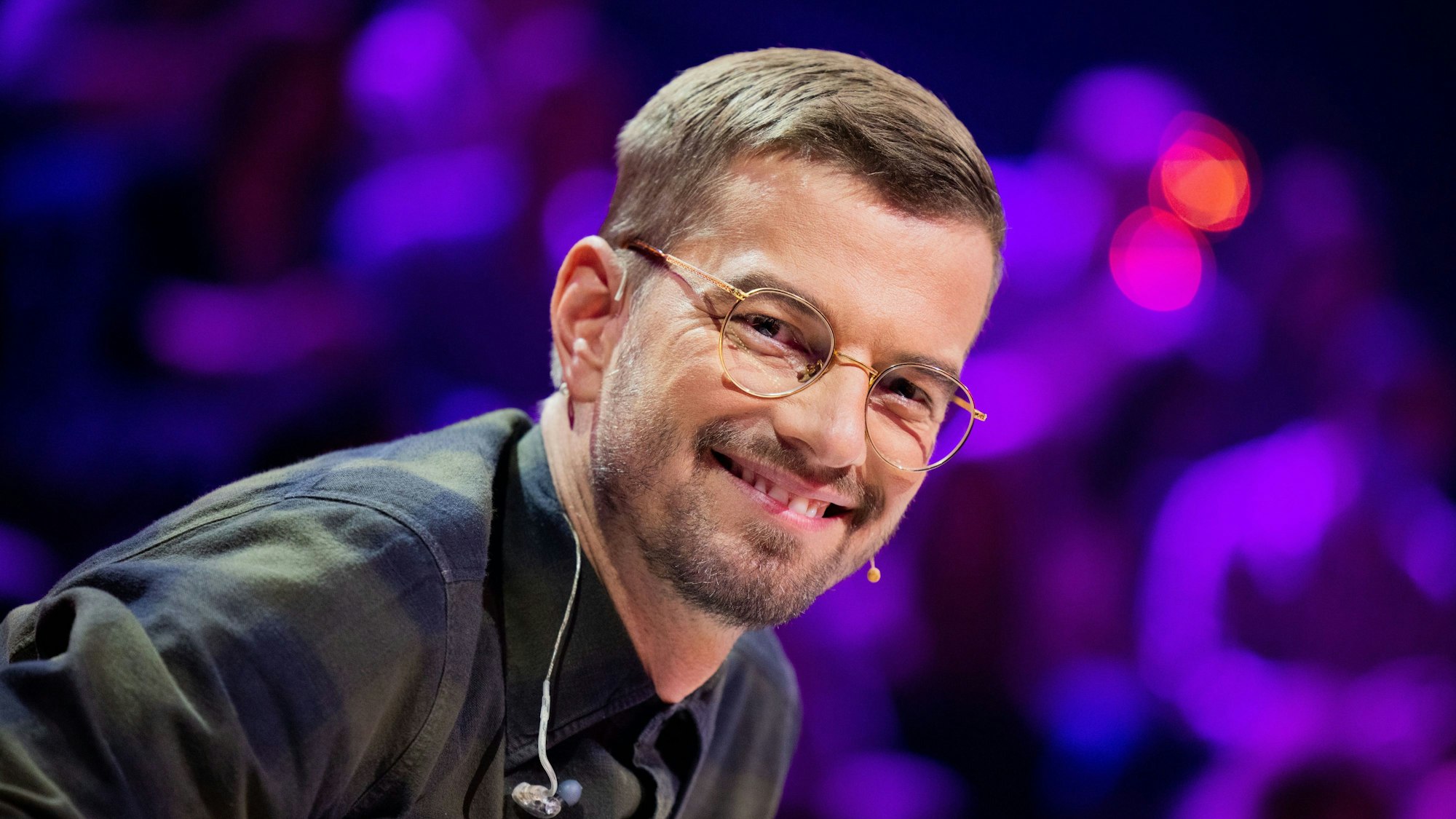 Joko Winterscheidt lacht im TV-Studio.