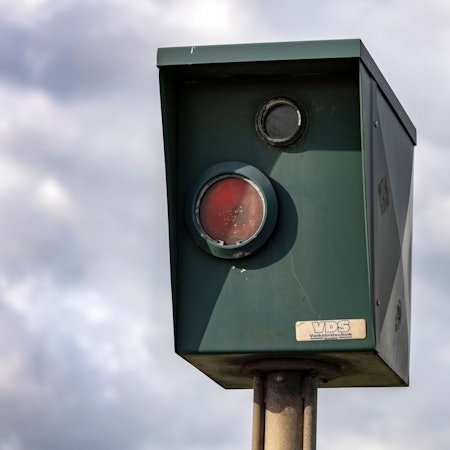 Sieht bedrohlich aus, tut aber nichts: einer der defekten Blitzer auf der Zoobrücke.