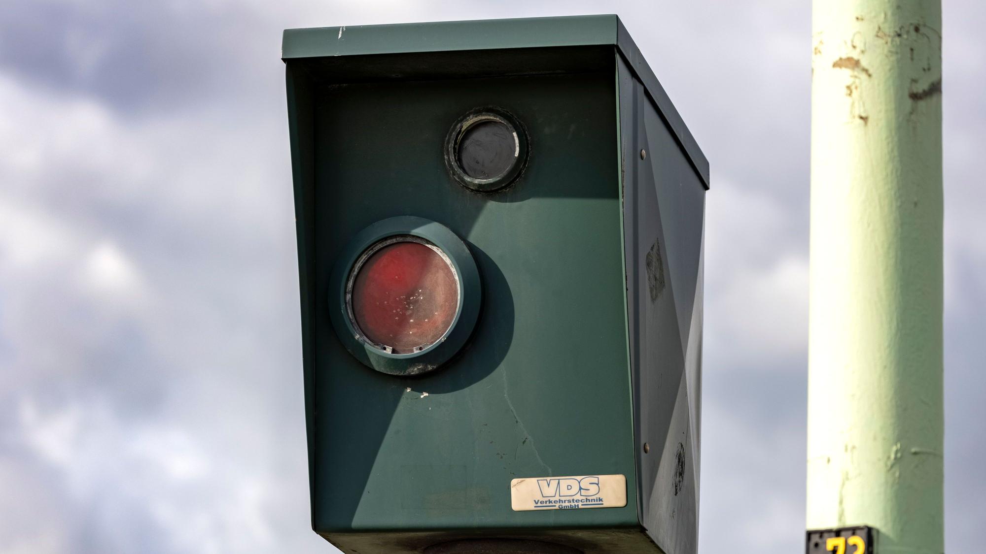 Sieht bedrohlich aus, tut aber nichts: einer der defekten Blitzer auf der Zoobrücke.