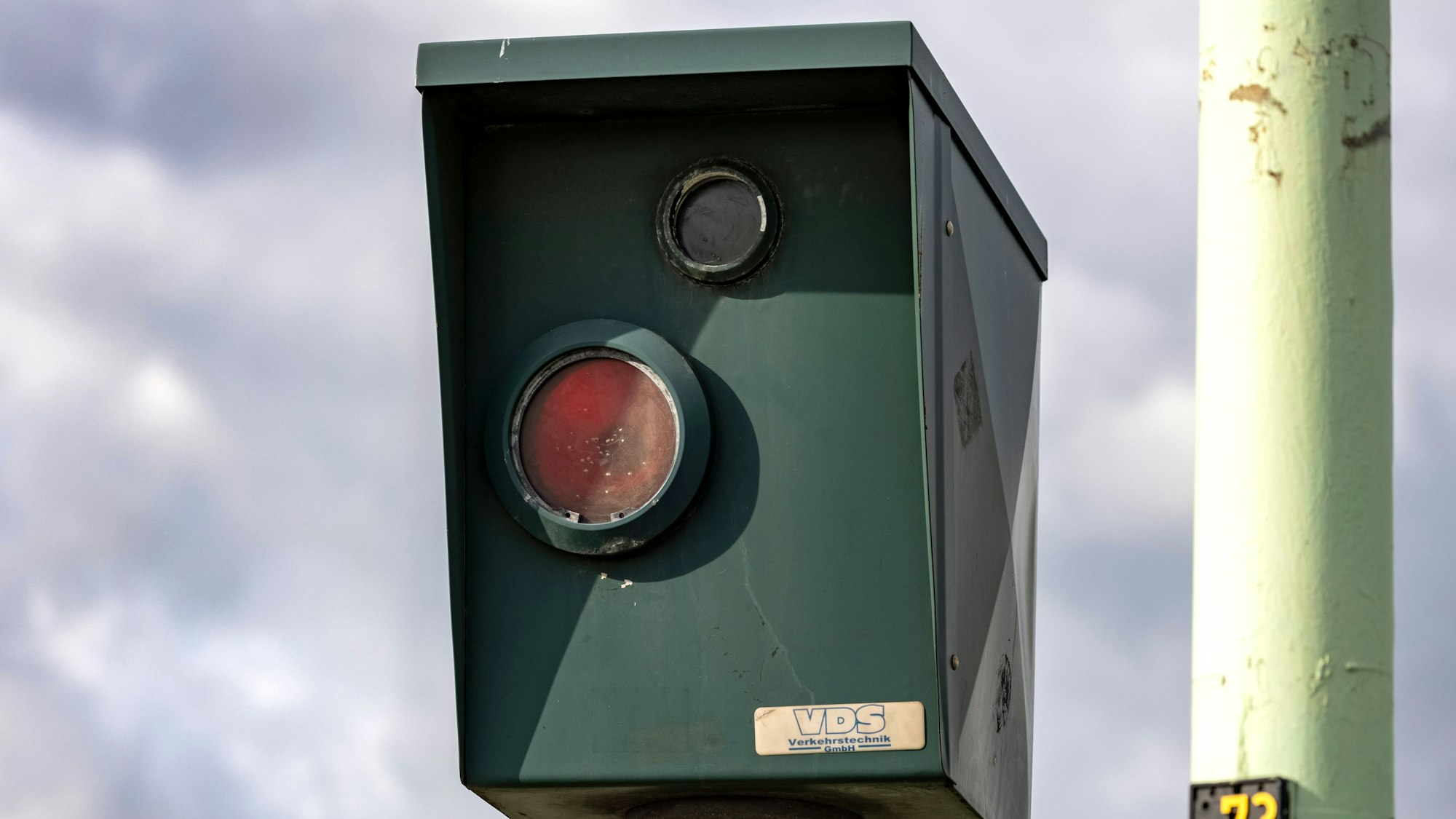 Sieht bedrohlich aus, tut aber nichts: einer der defekten Blitzer auf der Zoobrücke.