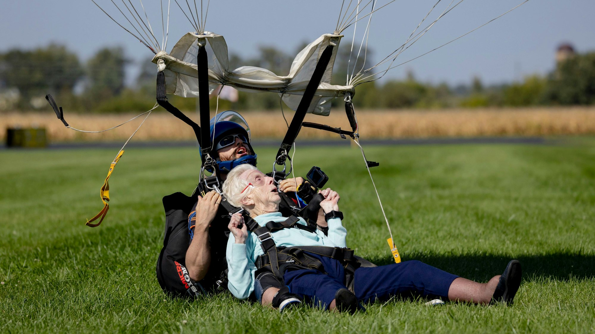Dorothy Hoffner setzt zusammen mit Tandemspringer Derek Baxter zur Landung an