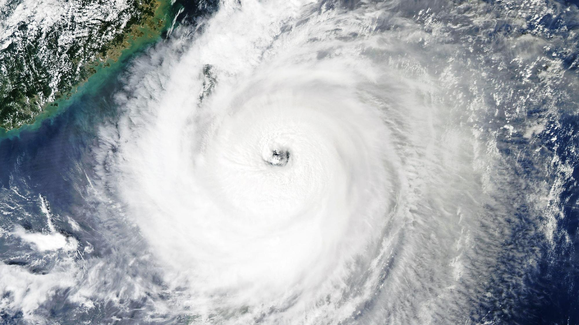 Diese von Nasa Earth zur Verfügung gestellte Satellitenbild zeigt den Taifun «Koinu», nachdem er nördlich der Philippinen vorbeigezogen war und sich nun der südöstlichen Küste Taiwans nähert. MODIS nahm dieses Bild des Taifuns am 4. Oktober um etwa 13 Uhr Ortszeit auf.