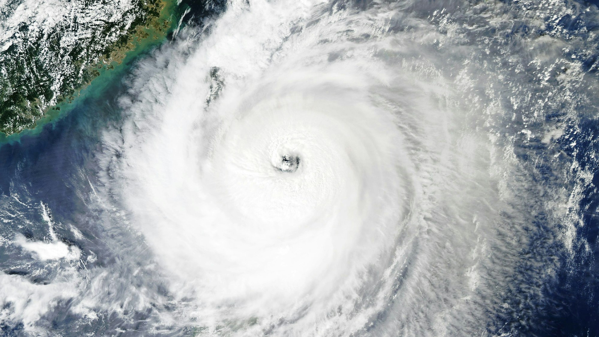 Diese von Nasa Earth zur Verfügung gestellte Satellitenbild zeigt den Taifun «Koinu», nachdem er nördlich der Philippinen vorbeigezogen war und sich nun der südöstlichen Küste Taiwans nähert. MODIS nahm dieses Bild des Taifuns am 4. Oktober um etwa 13 Uhr Ortszeit auf.