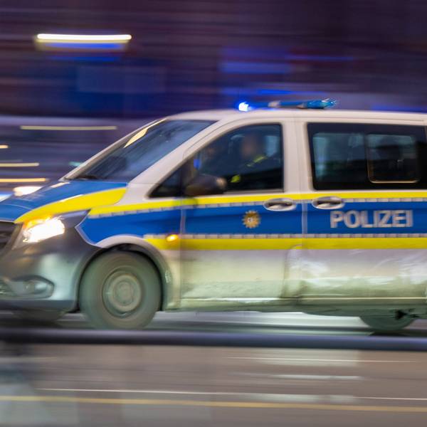 Ein Polizeiauto fährt mit Blaulicht zu einem Einsatz.