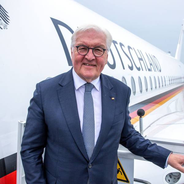 Bundespräsident Frank-Walter Steinmeier steigt auf dem militärischen Teil vom Flughafen Berlin Brandenburg in ein Flugzeug der Flugbereitschaft der Bundeswehr.