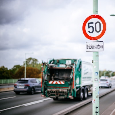 Das Tempo-50-Schild auf der Zoobrücke.