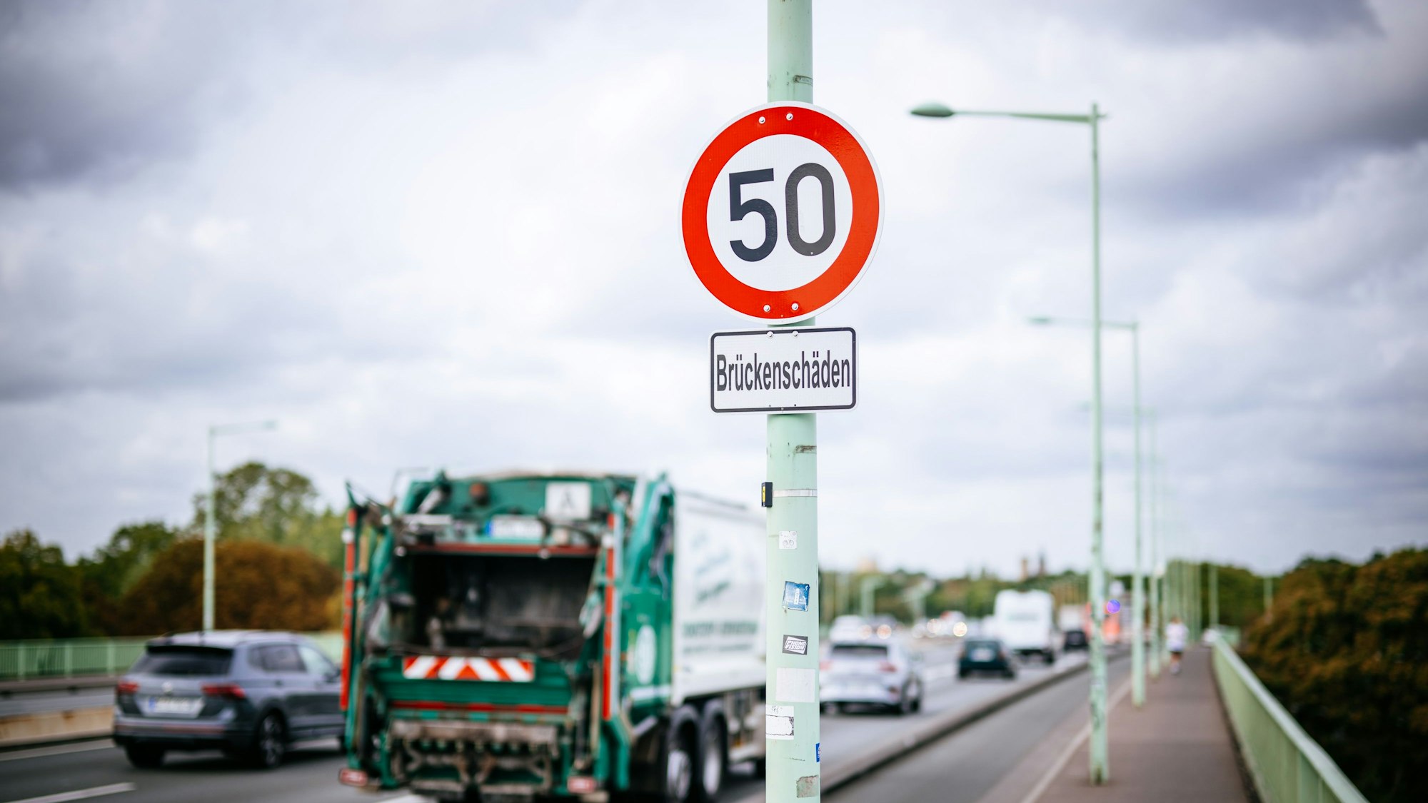 Das Tempo-50-Schild auf der Zoobrücke.