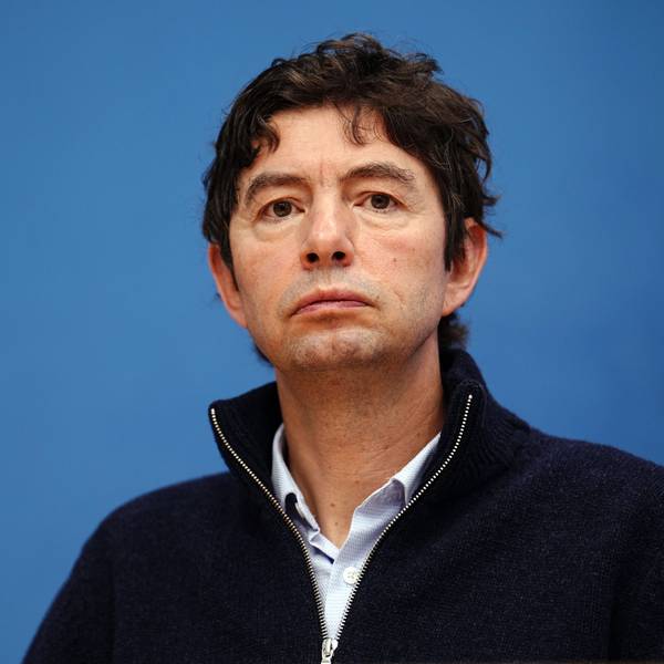 Virologe Christian Drosten, Direktor des Instituts für Virologie an der Berliner Charité, blickt auf einer Pressekonferenz vor einer blauen Wand in die Kamera.