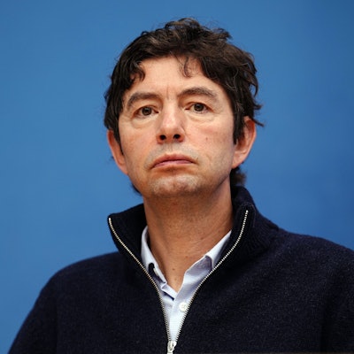 Virologe Christian Drosten, Direktor des Instituts für Virologie an der Berliner Charité, blickt auf einer Pressekonferenz vor einer blauen Wand in die Kamera.