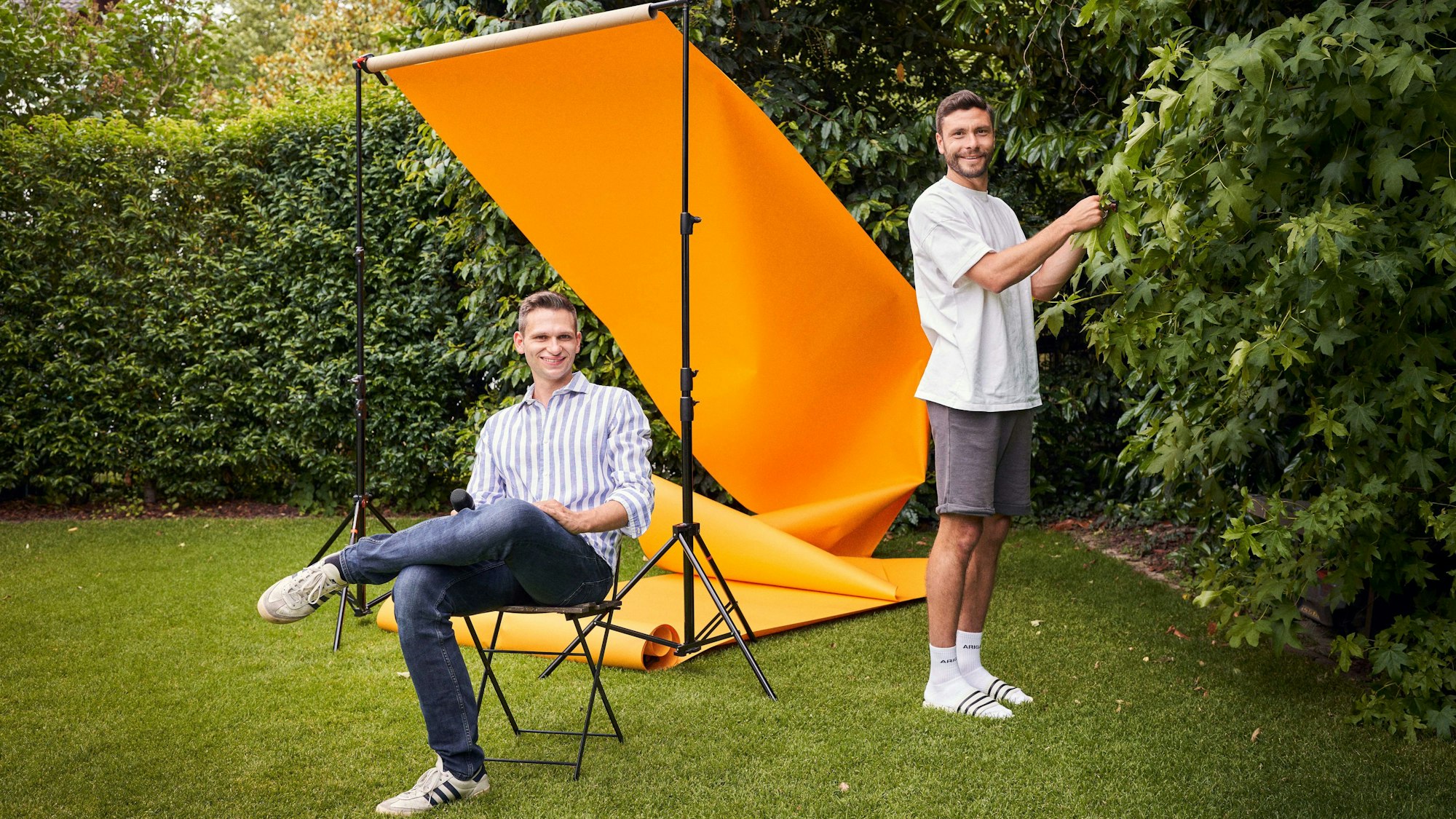 Fabian Köster und Jonas Hector sprechen in ihrem neuen Podcast „Schlag und Fertig“ über Politik und Fußball.