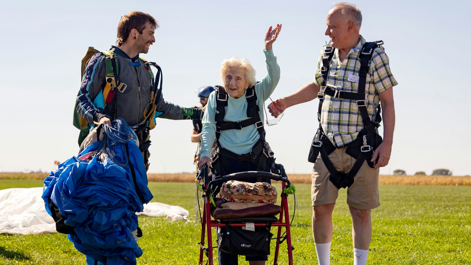 Dorothy Hoffner winkt nach ihrem waghalsigen Sprung der Menge zu.