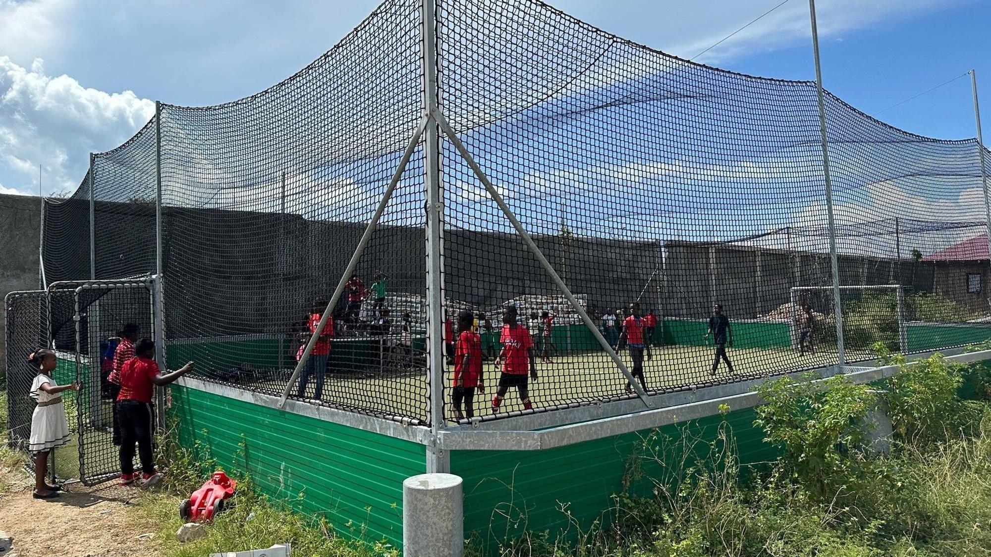 Auf einem Fußballplatz spielen Jungen.