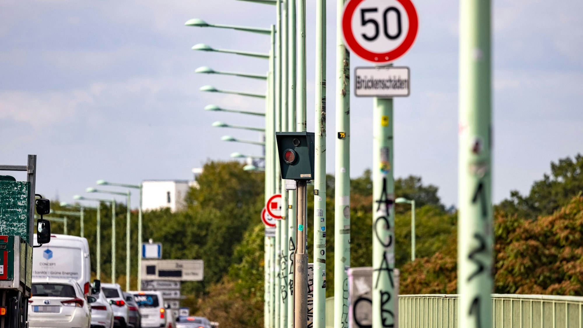 Nach einem Unfall auf der Zoobrücke herrscht Verkehrschaos in Köln (Archivbild)