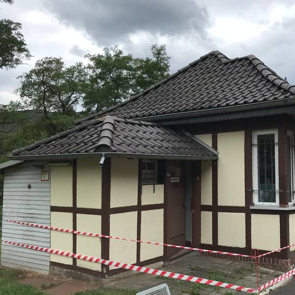 Der Bahnhof von Walporzheim an der Ahr wurde 1910 in Fachwerkbauweise errichtet. Der Zugang zum Gebäude ist mit Flatterband versperrt.