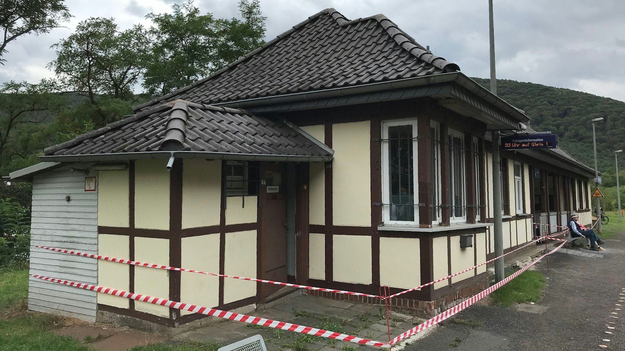 Der Bahnhof von Walporzheim an der Ahr wurde 1910 in Fachwerkbauweise errichtet. Der Zugang zum Gebäude ist mit Flatterband versperrt.