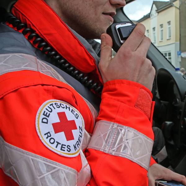Ärmelaufnäher mit Logo des Deutschen Roten Kreuzes auf einer Einsatzjacke.
