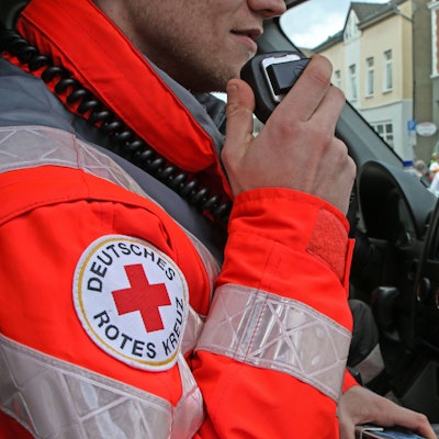 Ärmelaufnäher mit Logo des Deutschen Roten Kreuzes auf einer Einsatzjacke.