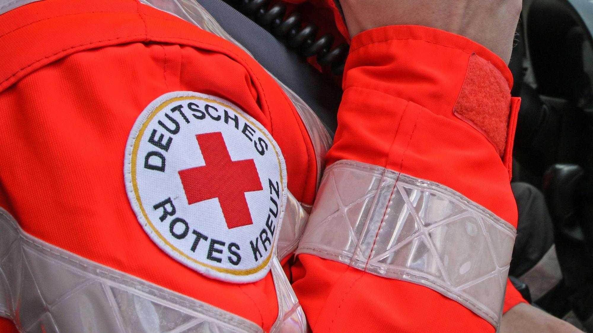 Ärmelaufnäher mit Logo des Deutschen Roten Kreuzes auf einer Einsatzjacke.