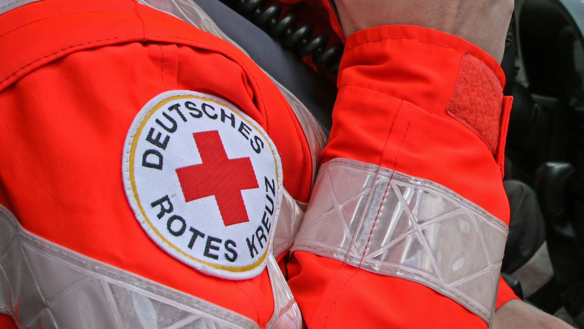 Ärmelaufnäher mit Logo des Deutschen Roten Kreuzes auf einer Einsatzjacke.