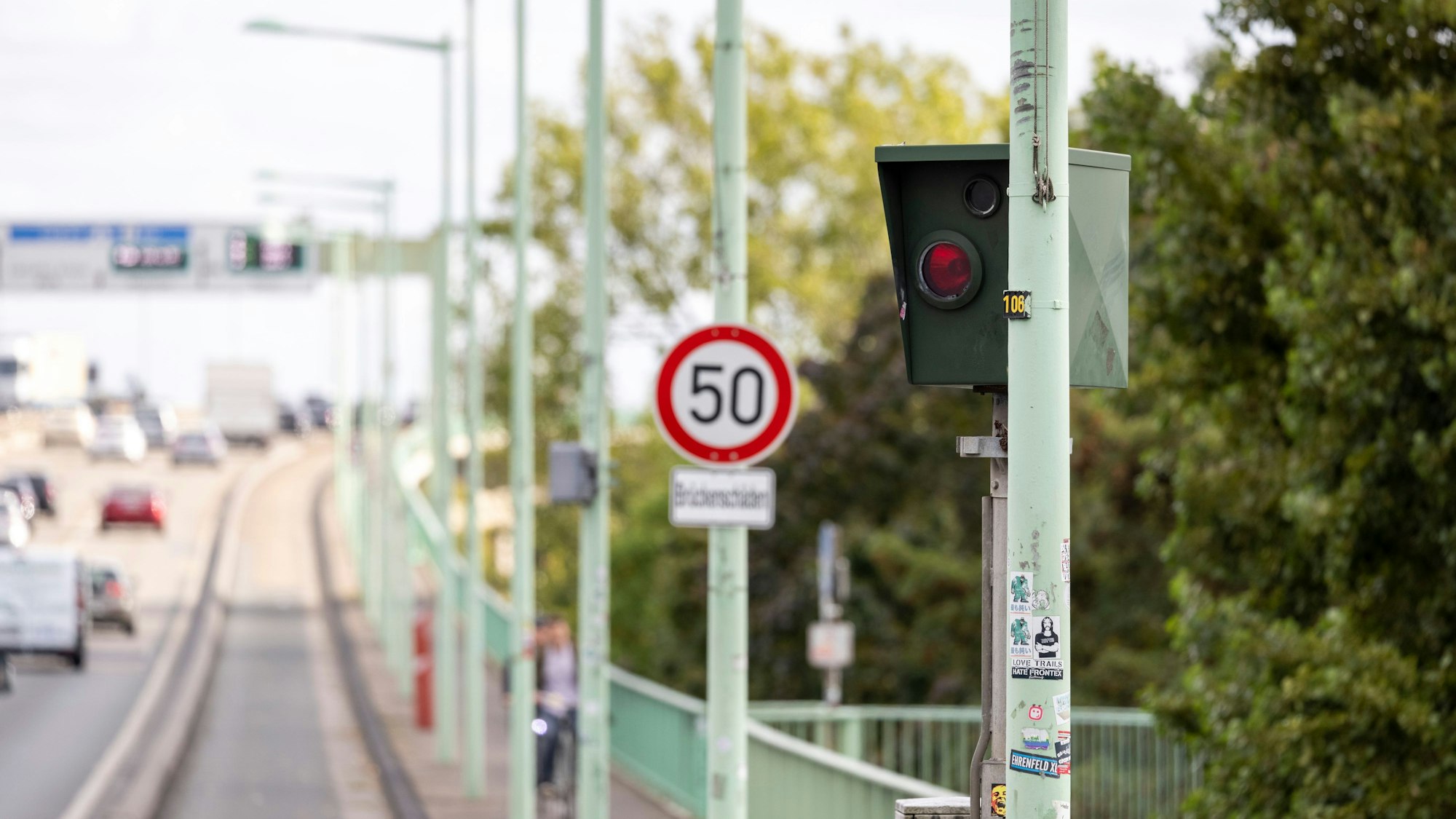 Ein Blitzer steht vor einem Schild, das auf Tempo 50 hinweist.
