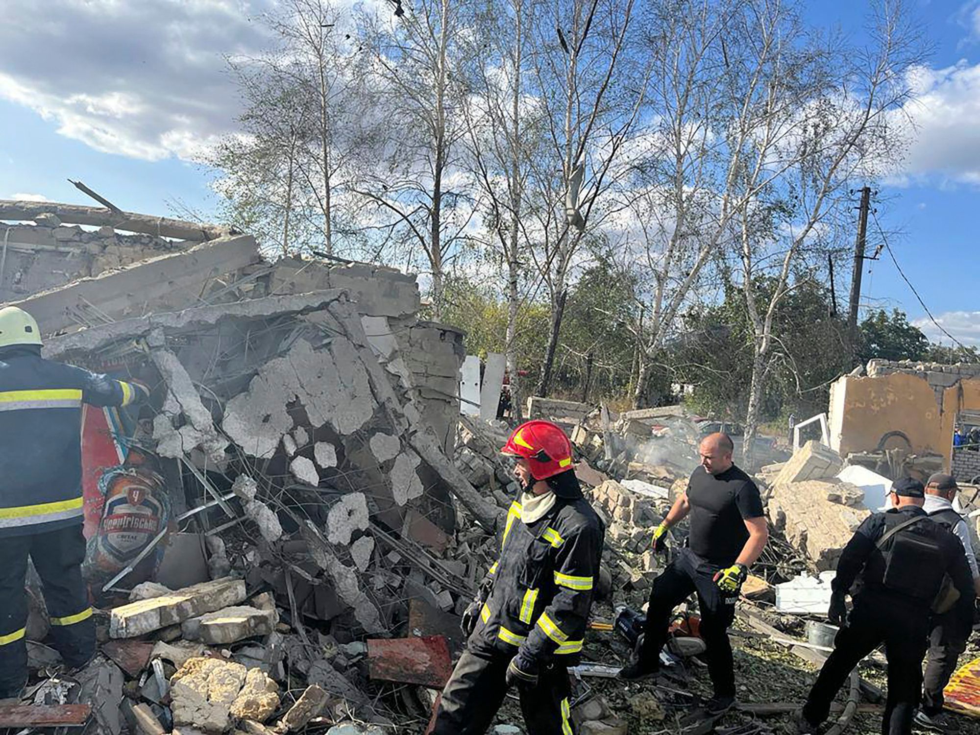 Bei dem schweren Raketenangriff auf das ukrainische Dorf Hroza sind nach ukrainischen Angaben mindestens 48 Menschen getötet worden.