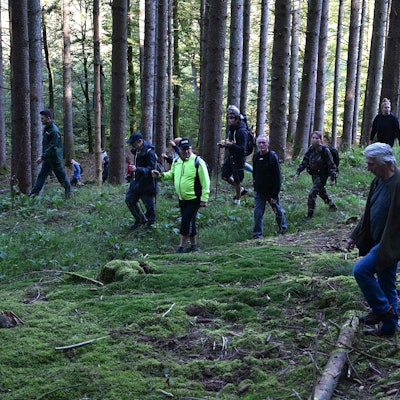 Freiwillige suchen gemeinsam mit der Polizei nach der vermissten Lina im Elsass. Die 15-Jährige war in der Nähe eines Waldstücks Ende September bei Saint-Blaise-la-Roche verschwunden.