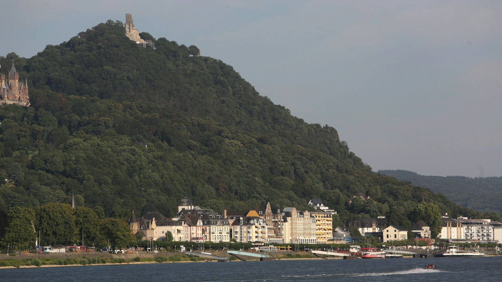 Immer noch ein gefragter Raum: Die Stadt Königswinter mit Drachenburg und Drachenfels.