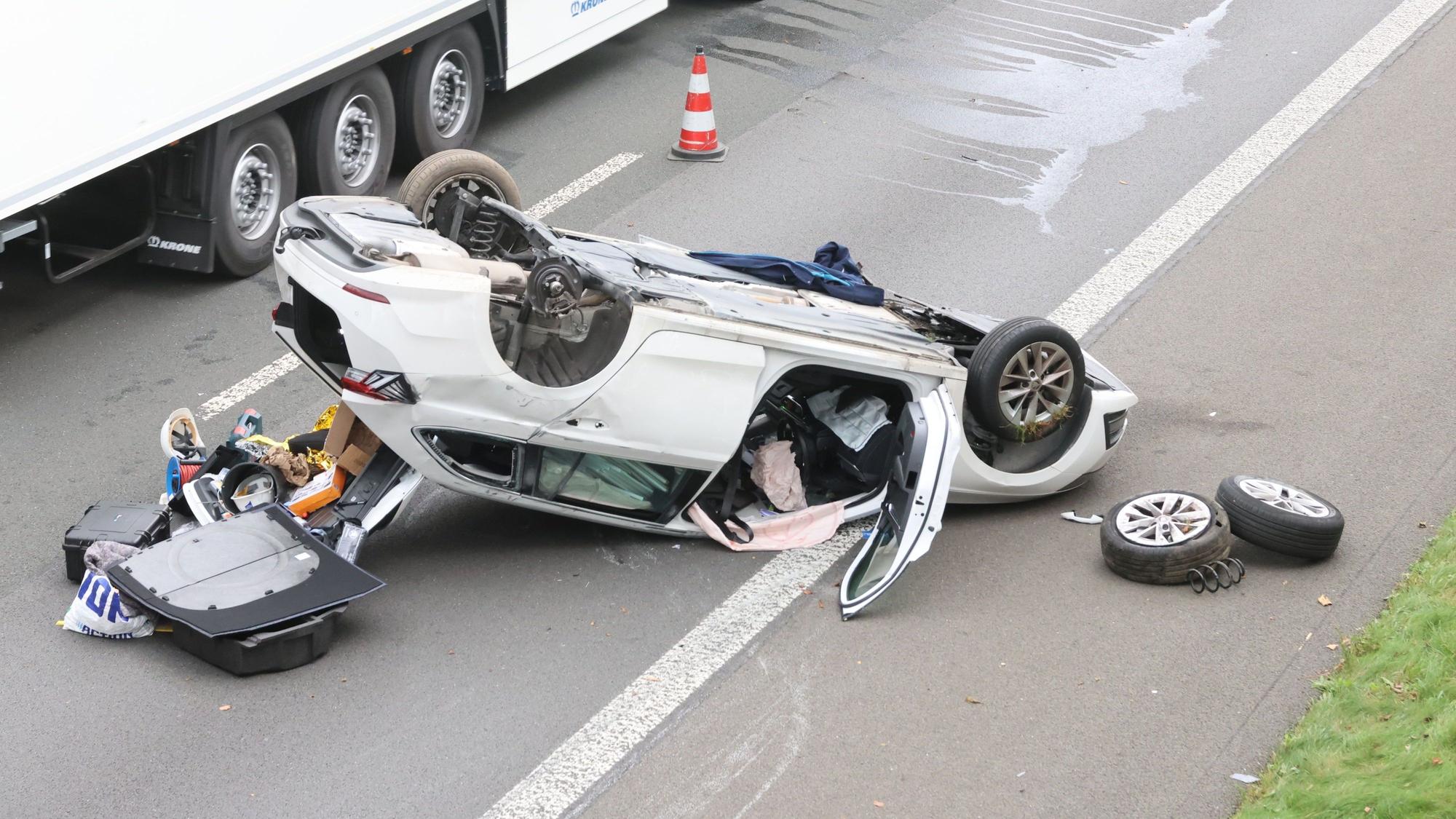 Ein Auto liegt nach einem Unfall auf der Autobahn auf dem Dach auf der rechten Fahrbahn.